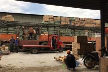 Dân buôn hàng Trung Quốc đêm mất ngủ, ngày đi câu "giết" thời gian