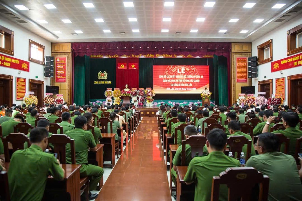 Thiếu tướng Nguyễn Thị Xuân nhận quyết định nghỉ hưu - 1 Thiếu tướng Nguyễn Thị Xuân nhận quyết định nghỉ hưu - 1