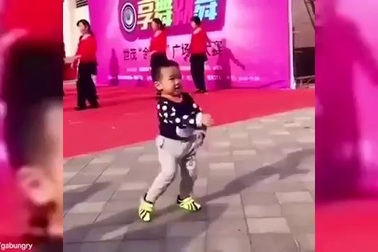 Cậu bé nhảy múa siêu dễ thương “đốn tim” cư dân mạng