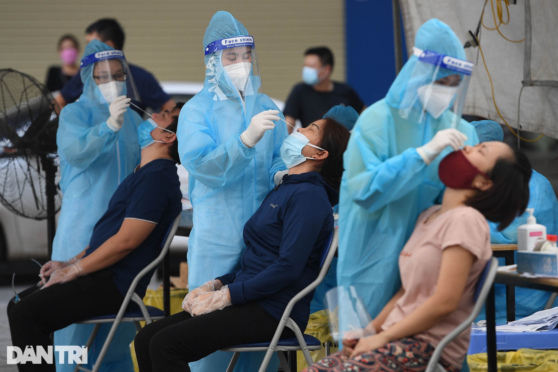 19.000 cư dân chung cư HH Linh Đàm xếp hàng chờ xét nghiệm Covid-19 - 9 19.000 cư dân chung cư HH Linh Đàm xếp hàng chờ xét nghiệm Covid-19 - 9