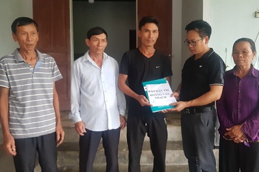 Bé gái mang "u khủng" dị thường trên mặt ra đi trong nỗi xót xa!