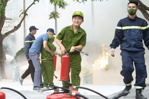 Trẻ nhỏ hào hứng với lớp học PCCC, dập lửa và thoát khỏi phòng ngạt khói
