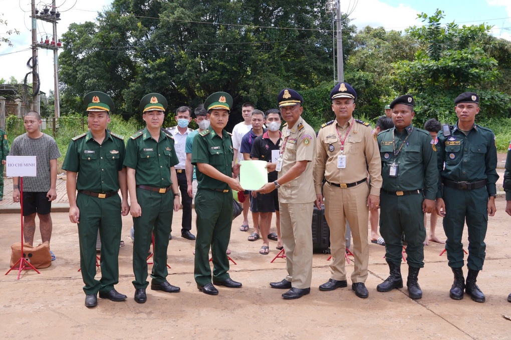 Tây Ninh tiếp nhận 15 công dân do Campuchia bàn giao - 1
