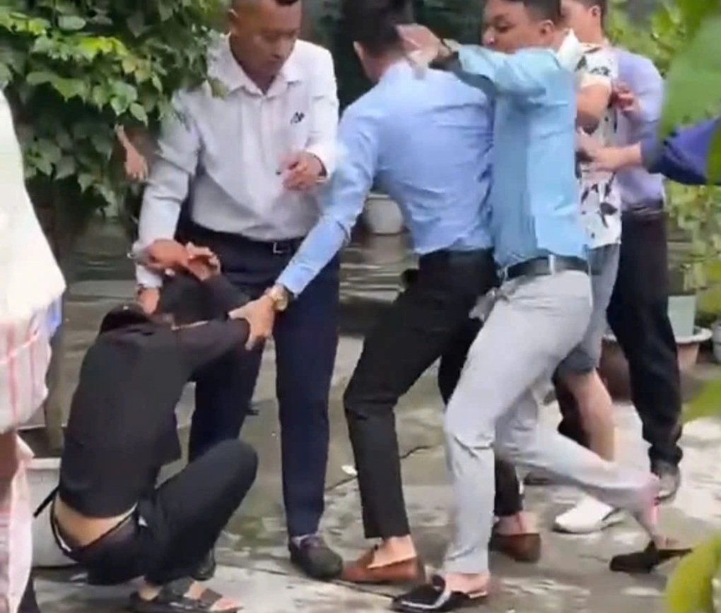 Nam thanh niên tố bị nhóm nhân viên tư vấn bất động sản hành hung ở TPHCM - 1 Nam thanh niên tố bị nhóm nhân viên tư vấn bất động sản hành hung ở TPHCM - 1