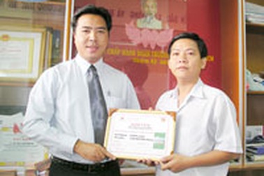 Việt In tặng sách cho Đoàn trường ĐH Kinh tế TPHCM 