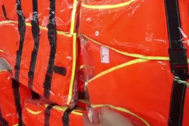 Nhiều tiệm bán đồ bảo hộ ở Hà Nội "cháy hàng" áo phao cứu sinh