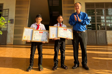 Hai học sinh cấp 2 lao xuống hồ nước cứu bé 6 tuổi