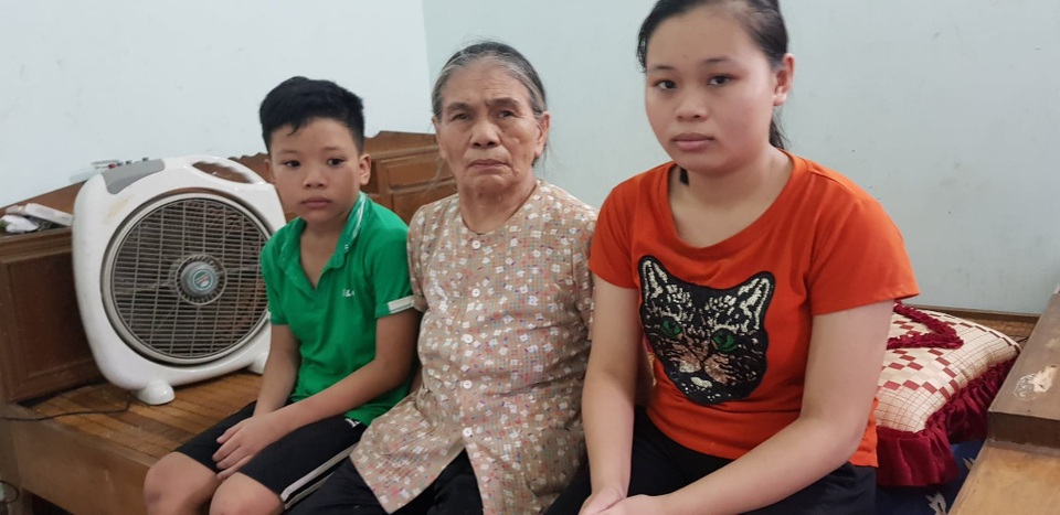 Đau thắt lòng cảnh chị em mồ côi bơ vơ giữa dòng đời! - 3 Đau thắt lòng cảnh chị em mồ côi bơ vơ giữa dòng đời! - 3