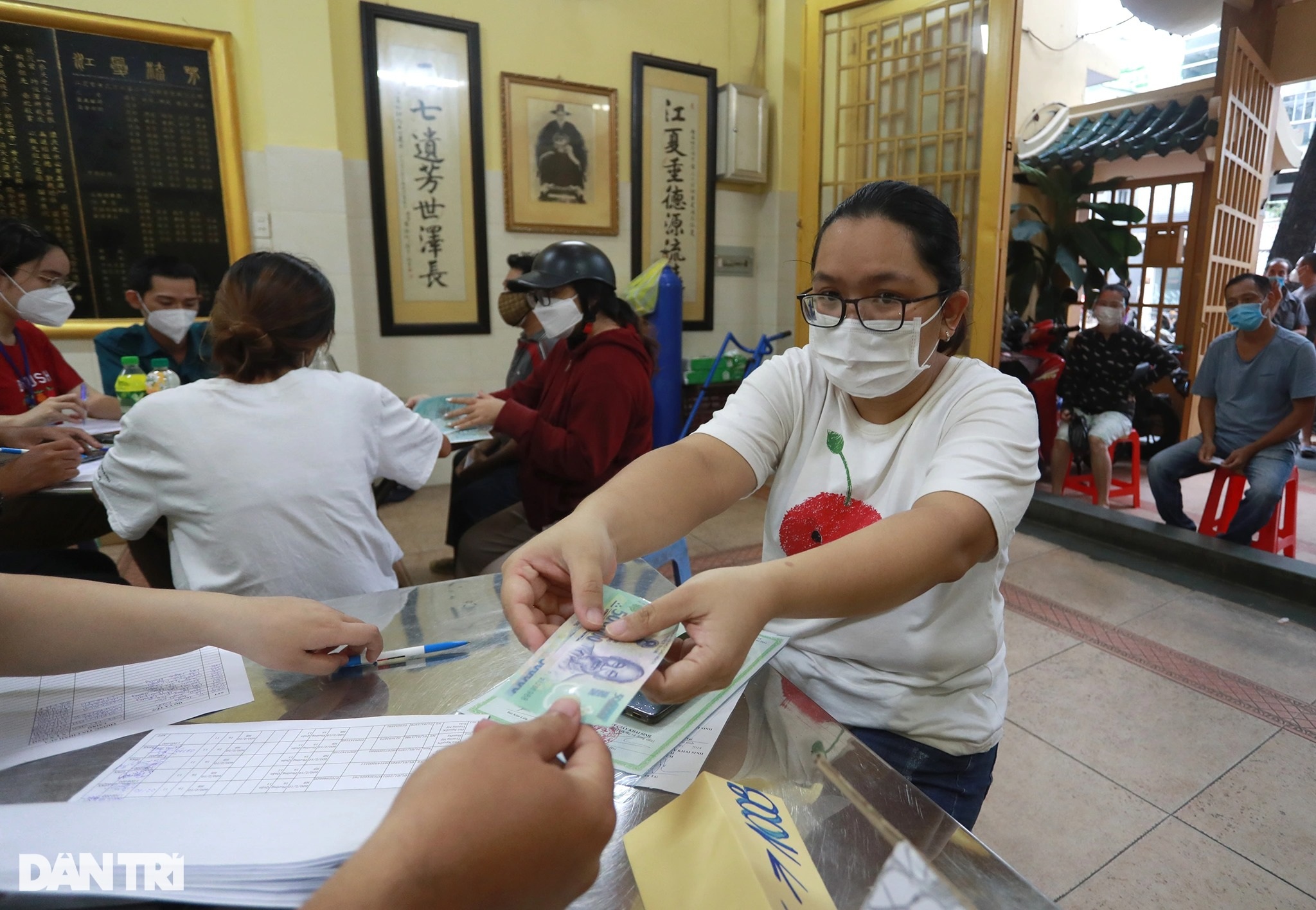 Người dân TPHCM xếp hàng dài nhận gói hỗ trợ Covid-19 đợt 3 - 9 Người dân TPHCM xếp hàng dài nhận gói hỗ trợ Covid-19 đợt 3 - 9