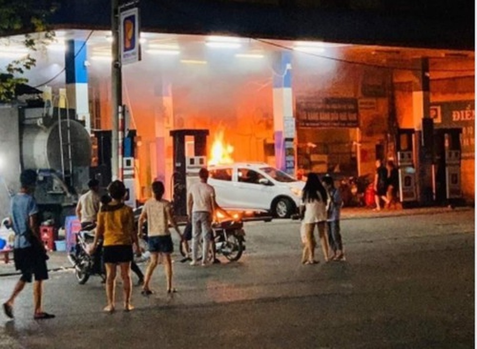 Hà Nội: Ô tô lùi húc đổ cột bơm xăng rồi bốc cháy dữ dội - 1 Hà Nội: Ô tô lùi húc đổ cột bơm xăng rồi bốc cháy dữ dội - 1