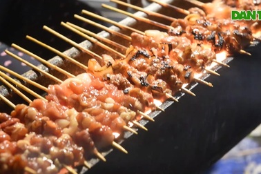 Quán thịt xiên "chờ" Hà Nội: Giá ngang cốc trà đá, ngày 1000 xiên "bay vèo"