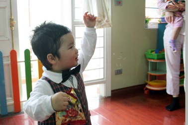 Vụ bé 2 tuổi bị cô buộc vào ghế: Yêu cầu bãi miễn hiệu trưởng