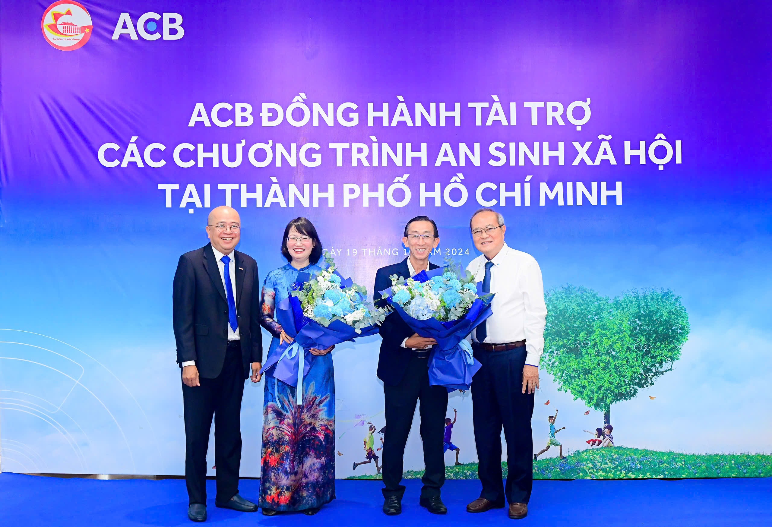 3. ACB trao tặng 10 tỷ đồng cho các chương trình an sinh xã hội tại TPHCM.