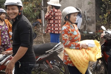 2 lần trúng độc đắc, tặng quà Tết cho người nghèo