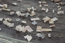 Du khách "vung tay" ném tiền lẻ trong chùa Bái Đính