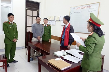 Bất hợp tác xử lí tai nạn, còn dùng cùi chỏ hành hung CSGT