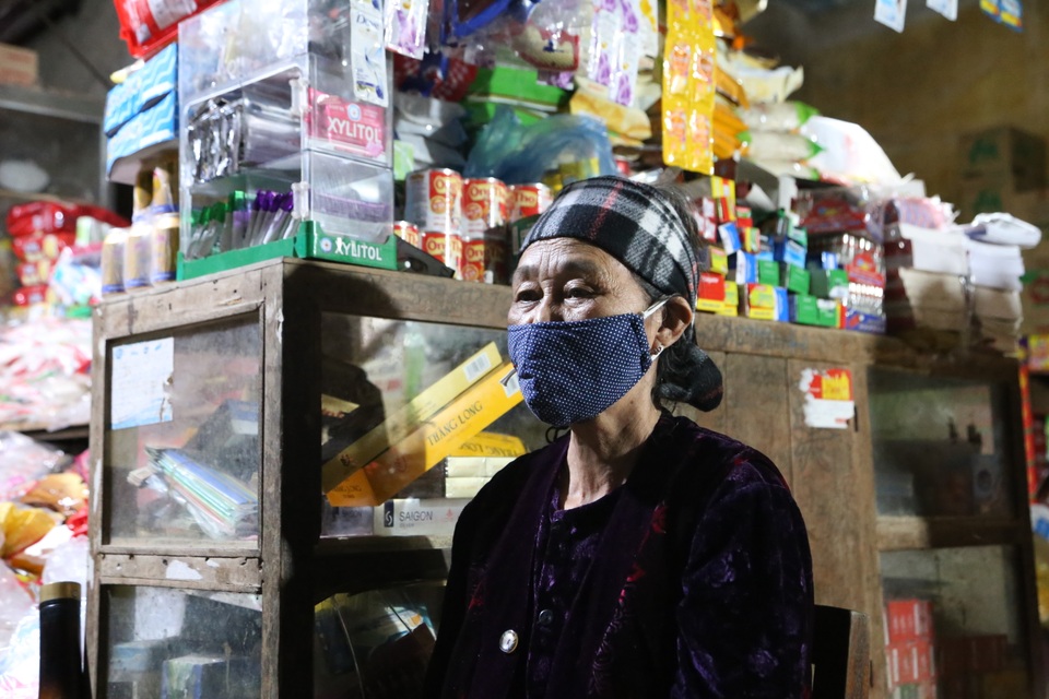Người dân thổi xôi, luộc khoai cùng cán bộ, bác sĩ những ngày cách ly - 2 Người dân thổi xôi, luộc khoai cùng cán bộ, bác sĩ những ngày cách ly - 2