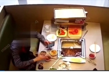 Clip: Khách thả gián vào nồi lẩu để tống tiền nhà hàng