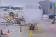 Khoảnh khắc máy bay Đức bất ngờ sập càng đáp