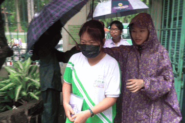 Phụ huynh, sĩ tử tại TPHCM "đội mưa" đến điểm thi
