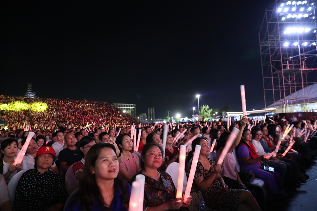 Tùng Dương và 10.000 người hát Viết tiếp câu chuyện hoà bình gây xúc động - 1 Tùng Dương và 10.000 người hát Viết tiếp câu chuyện hoà bình gây xúc động - 1