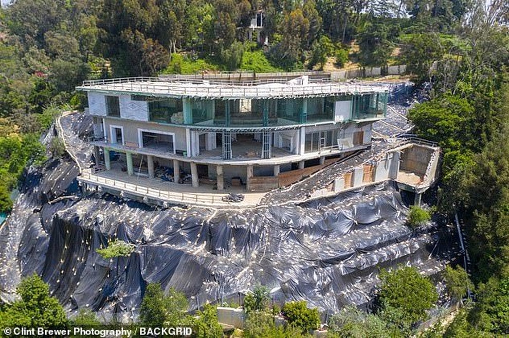 Thấp thỏm sống bên dinh thự khủng cơi nới nghìn m2 trái phép trên đỉnh đồi - 1 Thấp thỏm sống bên dinh thự khủng cơi nới nghìn m2 trái phép trên đỉnh đồi - 1