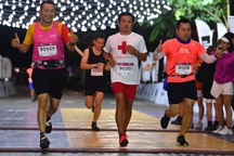 Ông Đoàn Ngọc Hải tiếp tục chinh phục giải chạy 42km ở Hà Nội