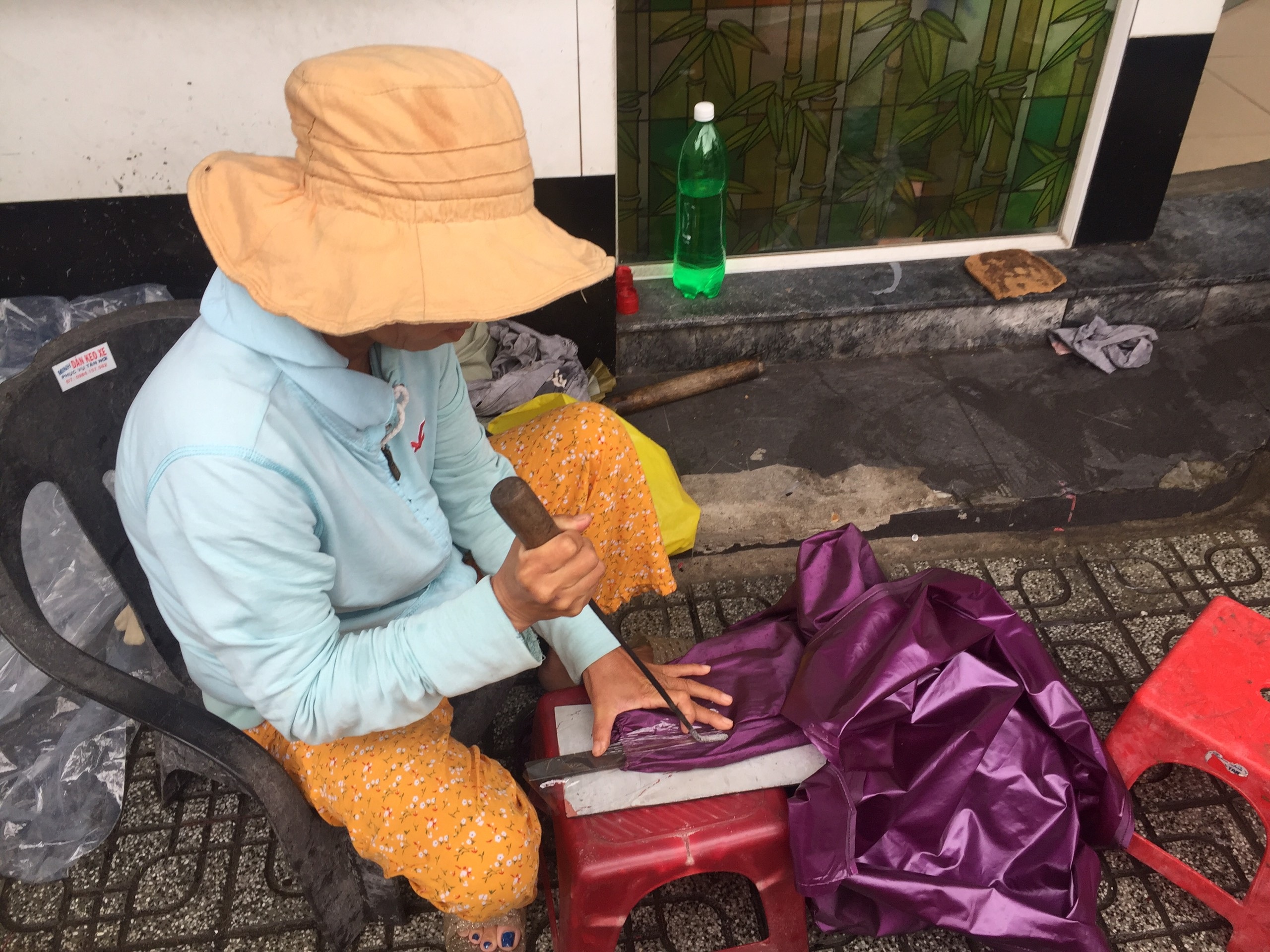 Nghề kiếm tiền nhờ áo mưa rách, một thời thịnh vượng đang dần bị lãng quên - 5