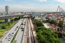 Nhìn từ trên cao dự án dựng tường bê tông, mở rộng đường đến cầu Nhật Tân