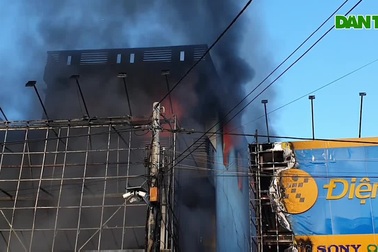 Phú Yên: Cửa hàng kinh doanh đồ điện tử bốc cháy ngùn ngụt
