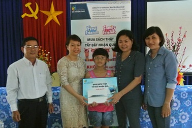 “Mua sách thật - Tất bật nhận quà”