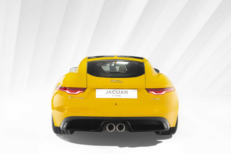 Jaguar F-TYPE mới về Việt Nam có giá lên đến 15,29 tỷ đồng - 23 Jaguar F-TYPE mới về Việt Nam có giá lên đến 15,29 tỷ đồng - 23