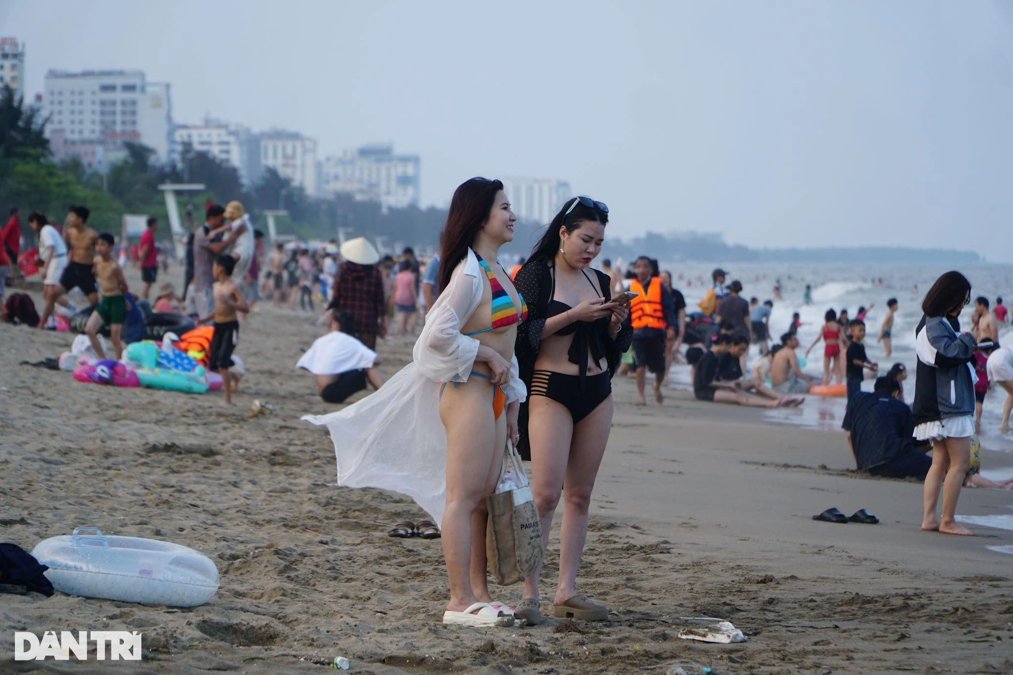 View - Biển Sầm Sơn đông nghịt trong ngày nắng nóng đầu hè | Báo Dân trí