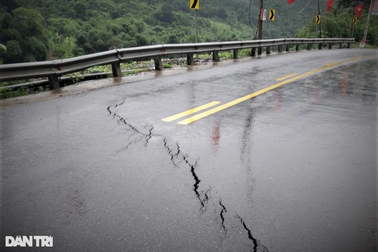 Quốc lộ 7 xuất hiện vệt nứt gãy xé ngang đường