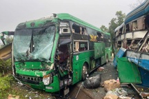 Hai xe khách va chạm trực diện, 3 người bị thương