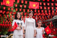 Hà Nội rợp sắc cờ hoa, khách Tây choáng ngợp tình yêu nước của người Việt