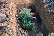 Tìm thấy hài cốt liệt sĩ với mái tóc dài bọc trong tấm cao su ở nghĩa trang