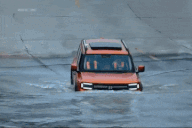 Chiếc SUV Trung Quốc vượt sông dài nhất châu Á, nổi trên nước như thuyền