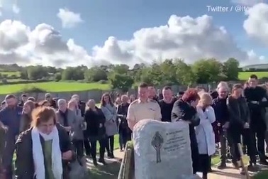 Cả đám tang phì cười khi nghe tiếng người chết vọng lên từ huyệt mộ