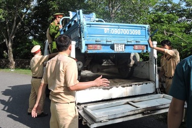 Không thể tin thùng xe ba bánh rộng 1m2 "nhồi" được 14 du khách!