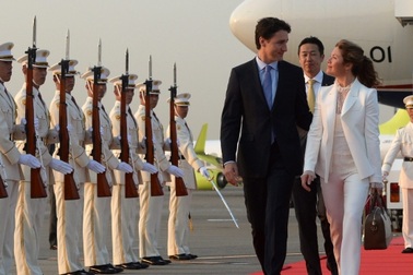 Thủ tướng Canada kỷ niệm ngày cưới lãng mạn ở Nhật Bản dù bận bịu