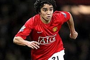 Tài năng trẻ MU tố cáo Arsenal “đi đêm”