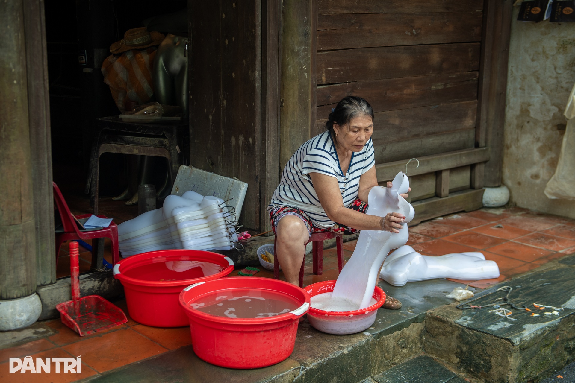 Hội An vẫn phủ kín bùn đất sau lũ, bộ đội căng mình dọn sạch - 12 Hội An vẫn phủ kín bùn đất sau lũ, bộ đội căng mình dọn sạch - 12