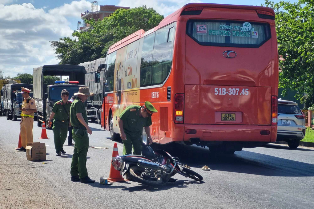 Hai học sinh tử vong sau va chạm với xe khách - 1