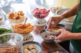 Lệ Quyên "mê mẩn" quán bún riêu Hà Nội, thường xuyên ghé mỗi dịp ra Bắc - 6