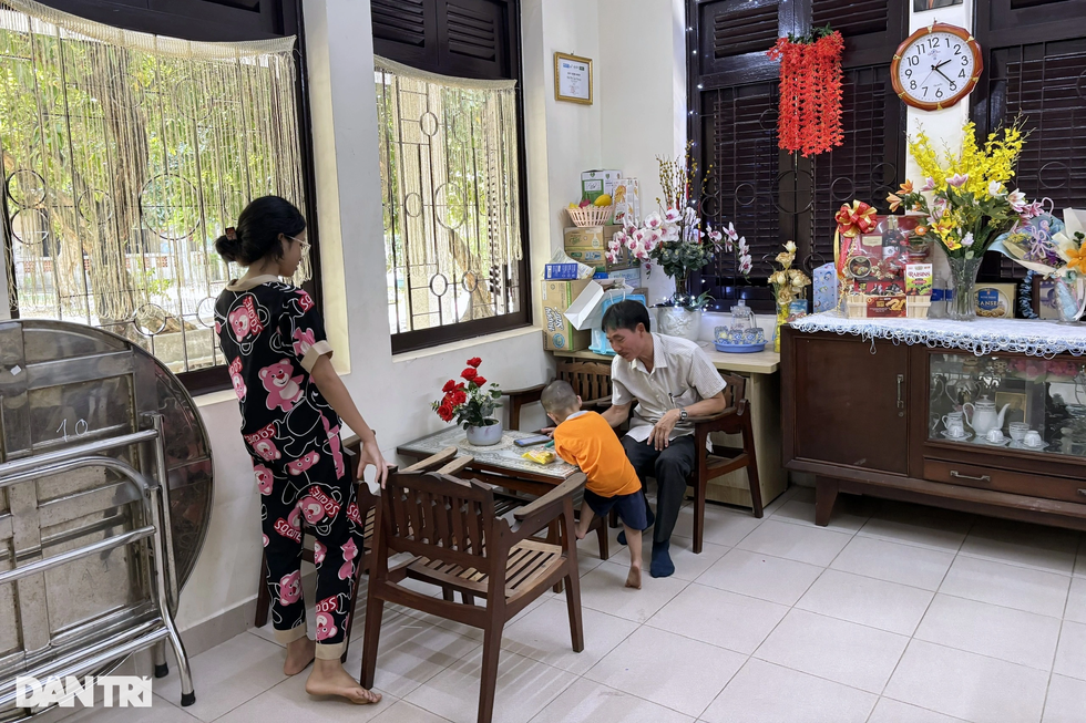 Cuộc sống mới của bé trai 3 tuổi bị tưới nước sôi, bạo hành ở TPHCM - 4 Cuộc sống mới của bé trai 3 tuổi bị tưới nước sôi, bạo hành ở TPHCM - 4