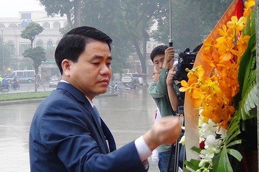 Lãnh đạo Hà Nội dâng hoa tưởng niệm tại Tượng đài Lenin