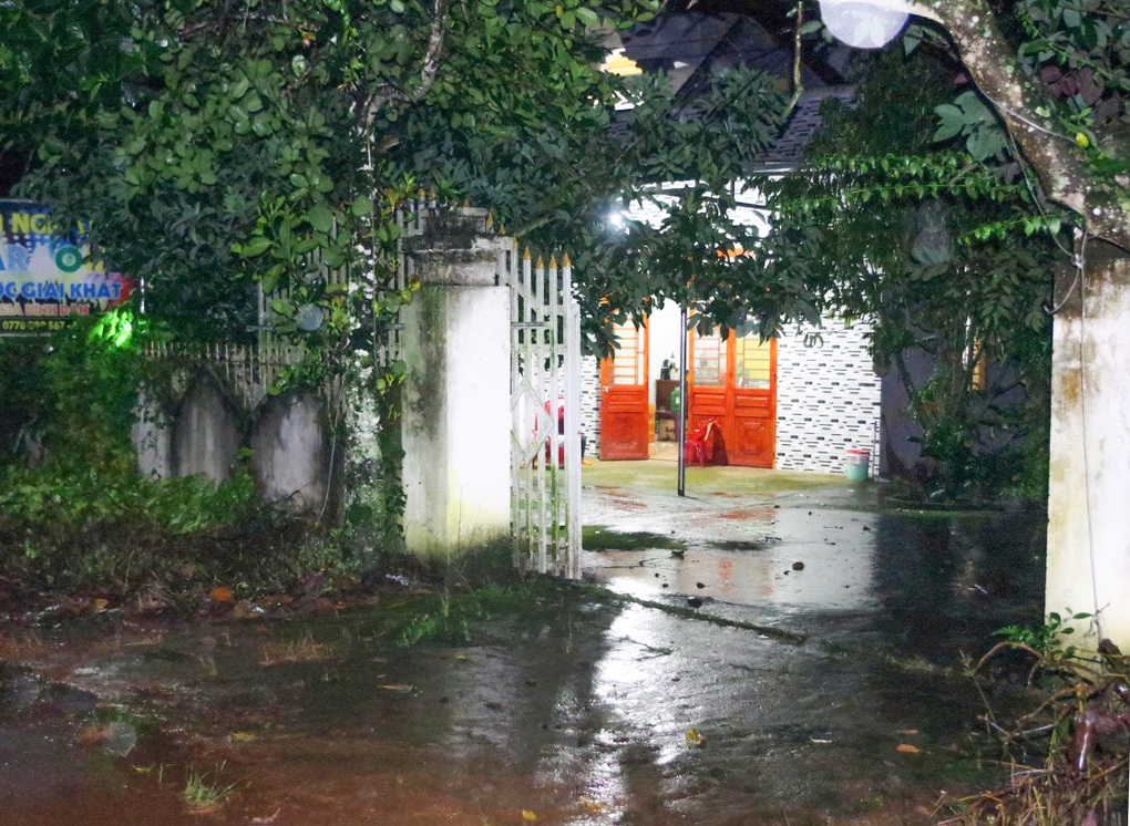 Bắt 6 thanh niên liên quan vụ mua dâm thiếu nữ 15 tuổi ở Lâm Đồng - 1 Bắt 6 thanh niên liên quan vụ mua dâm thiếu nữ 15 tuổi ở Lâm Đồng - 1