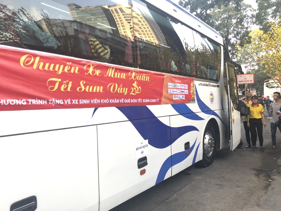 Hàng nghìn sinh viên tại TPHCM về quê đón Tết trên những chuyến xe nghĩa tình - 5 Hàng nghìn sinh viên tại TPHCM về quê đón Tết trên những chuyến xe nghĩa tình - 5