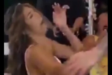 Chú rể đá thẳng vào mặt cô dâu khi đang nhảy gợi tình